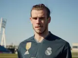 Gareth Bale posa con la segunda camiseta del Real Madrid para la temporada 2018/19.