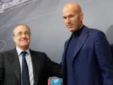 Florentino Pérez y Zinedine Zidane, en la despedida del francés del Real Madrid.