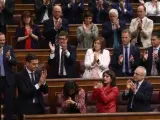 Los diputados socialistas aplauden a Pedro Sánchez tras ser elegido presidente al salir adelante la moción de censura.