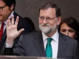 Mariano Rajoy, ex presidente del Gobierno, saluda al público a la salida del Senado.