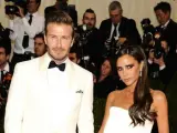 Los Beckham se volvieron a dar el sí quiero el año pasado: "Lo hicimos por todo lo alto la otra vez (el 4 de julio de 1999). Ahora hemos renovado nuestros votos y ha sido algo mucho más privado, había unas seis personas en nuestra casa", confesó David a la BBC.