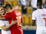Thiago Alcántara y Shaqiri se abrazan tras el España - Suiza.