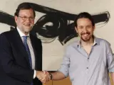 El presidente del Gobierno en funciones, Mariano Rajoy, y el secretario general de Podemos, Pablo Iglesias, se saludan antes de la reunión que han mantenido en el Congreso de los Diputados.