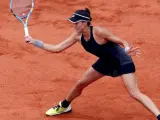 Garbiñe Muguruza golpea una bola ante Maria Sharapova, en Roland Garros.