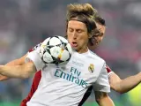 Luka Modric protege una pelota de James Milner en la final de la Champions.