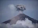 Actividad en el volcán de Fuego, visto desde San Juan Alotenango (Guatemala).