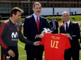 Felipe VI recibe la camiseta de España para el Mundial de Rusia 2018.