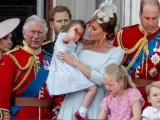 Kate Middleton consuela a la princesa Charlotte en el balcón del palacio de Buckingham.