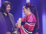 Salvador Sobral le entrega a Netta el trofeo de ganador del festival de Eurovisión.