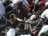 Un grupo de porteadores espera en la frontera de Ceuta con Marruecos.