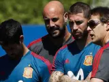 Isco, Reina y Sergio Ramos escuchan a Julen Lopetegui durante un entrenamiento de Espa&ntilde;a.