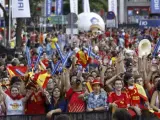 Cientos de aficionados, junto al estadio Santiago Bernabéu (Madrid) ven en una pantalla gigante el partido entre España y Holanda en el Arena Fonte Nova de Salvador de Bahía.