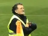 Un guardia de seguridad durante un partido de Segunda División.