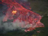 Imagen que muestra un río de lava del volcán Kilauea a punto de tragarse una vivienda en Pahoa, Hawái (EE UU).