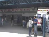 Exterior de un centro hospitalario en Caracas tras la estampida en el Club Social El Paraíso.