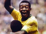 Pelé se abraza a su compañero Jairzinho tras lograr el tercer título mundial con Brasil, en México 70.
