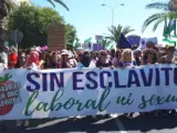 Manifestación en Huelva bajo el lema 'Fresas sí, pero con derechos'.