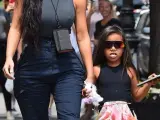 Kim Kardashian pasea con su hija mayor North West por la zona del Soho (Nueva York).