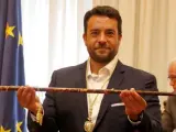 El nuevo alcalde de Badalona, Àlex Pastor, recibiendo la vara de alcalde.