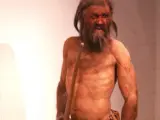 Una recreación de cómo pudo ser Ötzi, con sus herramientas.