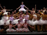 Todo el elenco de Billy Elliot, el musical, durante una de las actuaciones en Madrid.
