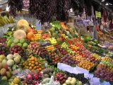 Cuenta con un emplazamiento privilegiado y ofrece una enorme variedad de productos frescos que hacen las delicias de los miles de turistas que visitan la Ciudad Condal. Pasear por Las Ramblas y no detenerse en la Boquer&iacute;a a degustar alguno de sus productos es un gran error.