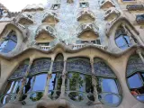 Una de las grandes obras de Antonio Gaud&iacute; en Barcelona. Sus formas sinuosas y enrevesadas recuerdan a la naturaleza y su tejado evoca a la piel del drag&oacute;n que mat&oacute; Sant Jordi, una de las leyendas m&aacute;s recordadas en la ciudad catalana.