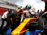 Fernando Alonso se sube al McLaren MCL33 durante una sesión de entrenamientos.