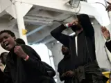 Los inmigrantes del Aquarius celebran su traslado al puerto de Valencia tras ocho días de travesía por el Mediterráneo.