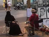 Imagen viralizada de un artista callejero retratando a una mujer en niqab.