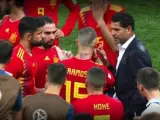 Diego Costa, charlando con Sergio Ramos y Fernando Hierro antes de la tanda de penaltis contra Rusia.