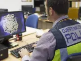 Un agente de la Policía nacional frente al ordenador.