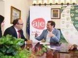 Rafael Vivas, presidente de AJE Sevilla, y Antonio Conde, alcalde de Mairena