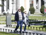 Una pareja paseando por los jardines del Museo del Prado en Madrid.