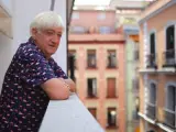 Juan Antonio Nielfa, m&aacute;s conocido como La Otxoa, atiende a la prensa en la terraza de su casa de Madrid.