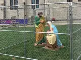 La Sagrada Familia "detenida" en una jaula en el exterior de una iglesia de Indianápolis.