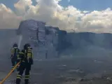 Labores de extinción del incendio en la fábrica de Europac