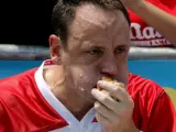 Joey Chestnut en el concurso de comer perritos calientes en Nueva York.