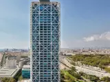 Sus 154 metros presiden el puerto de Barcelona junto con la Torre Mapfre. Ambos edificios fueron construidos con motivo de los Juegos Olímpicos. El hotel tiene 44 plantas.