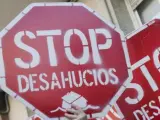 Carteles de "stop desahucios" en una movilización de la Plataforma de Afectados por la Hipoteca (PAH).