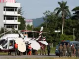 Soldados y policías tailandeses evacúan en helicóptero a uno de los niños rescatados de la cueva de Chiang Rai, en Tailandia.