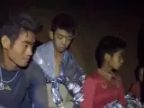 Captura de video cedida por Thai Royal Navy que muestra a varios miembros del equipo de fútbol encerrado en la cueva Tham Luang de Tailandia.