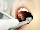 Un dentista realiza una ortodoncia.