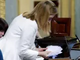 La presidenta del Congreso, Ana Pastor, sostiene unos votos durante la votación del Consejo de Administración de RTVE.