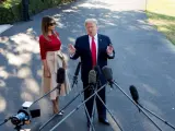 El presidente Donald J. Trump, atiende a los medios junto a la primera dama, Melania Trump, en el jardín sur de la Casa Blanca (Washington), antes de poner rumbo a Europa.