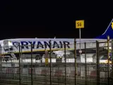 Un avión de Ryanair en el aeropuerto de Eindhoven, Holanda.