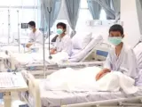 Tres de los niños rescatados de una cueva de Tailandia son atendidos por el personal médico del hospital Chiang Rai, al norte del país.