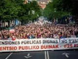 Los jubilados vascos se manifiestan en Bilbao, en demanda de pensiones "dignas", en la primera de las dos grandes movilizaciones que tienen previstas en mayo para presionar al Gobierno.