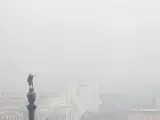 La estatua de Col&oacute;n de Barcelona, con un fondo de la densa nube de contaminaci&oacute;n que cubre la ciudad.