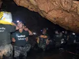 Miembros de un equipo de rescate intenta drenar el agua de la cueva Tham Luang en Khun Nam Nang Non Forest Park (Tailandia).